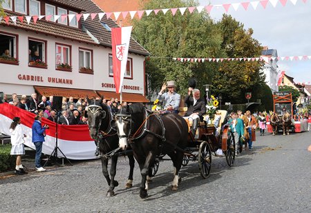 festlich geschm&uuml;ckte Kutsche beim Festumzug