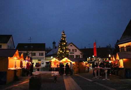 gem&uuml;tliches Weihnachtsdorf rund um den Christbaum